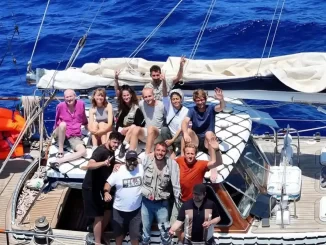 Dez brasileiros sendo capturados pela Israel em uma flotilha rumo a Gaza, imagem mostra uma equipe de pessoas em um veleiro, celebrando. Contexto: Israel captura dez brasileiros em flotilha humanitária rumo a Gaza.