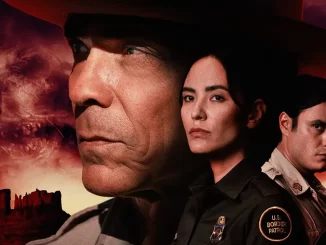 Cena da série Dark Winds mostrando personagens principais com fundo de pôr do sol e uma formação rochosa, destacando o desfecho da primeira temporada e o destino do dinheiro.