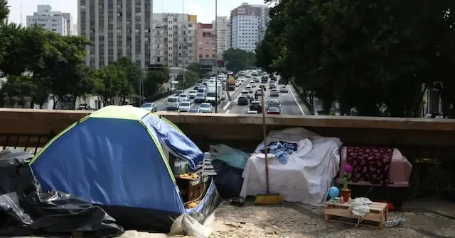 desigualdade-em-metropole-menor-nivel-boletim Cabanas e tendas em área urbanizada indicam redução da desigualdade em metrópoles, conforme último boletim.