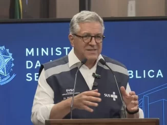 Ministro da Saúde participa de coletiva sobre negociações do governo para garantir o fomepizol e conter casos de metanol no Brasil.