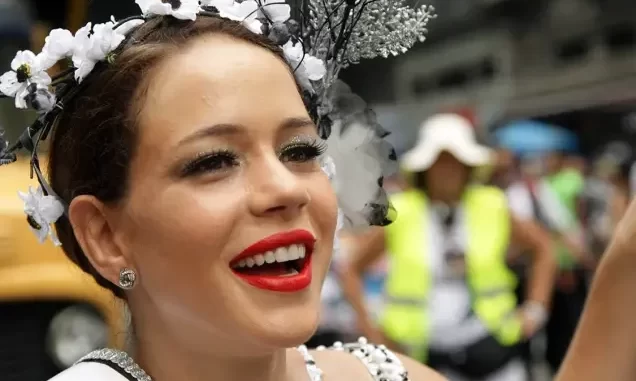 leandra-leal-carnaval-oscars-2025-jpg Leandra Leal em comemoração de Carnaval, falando sobre chances no Oscar 2025, com sorriso encantador e roupas tradicionais, em ambiente festivo.