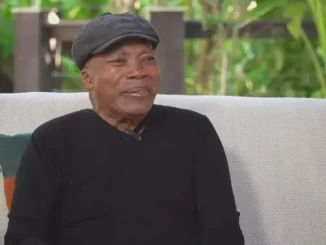 Imagem de Milton Nascimento durante entrevista, refletindo sobre seu diagnóstico com demência por corpos de Lewy.