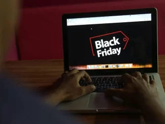Pessoa acessando a pesquisa do Procon-SP sobre hábitos de compra na Black Friday em um laptop com a tela exibindo o logo de Black Friday.