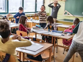 Professor no Brasil perde 21% da aula para manter disciplina em sala de aula, enquanto alunos brincam e conversam, mostrando o desafio de gerenciar uma sala de aula.