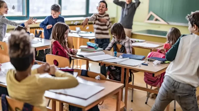 professor-no-brasil-perde-21-por-cento-daula-para-mantem-disciplina-em-sala Professor no Brasil perde 21% da aula para manter disciplina em sala de aula, enquanto alunos brincam e conversam, mostrando o desafio de gerenciar uma sala de aula.