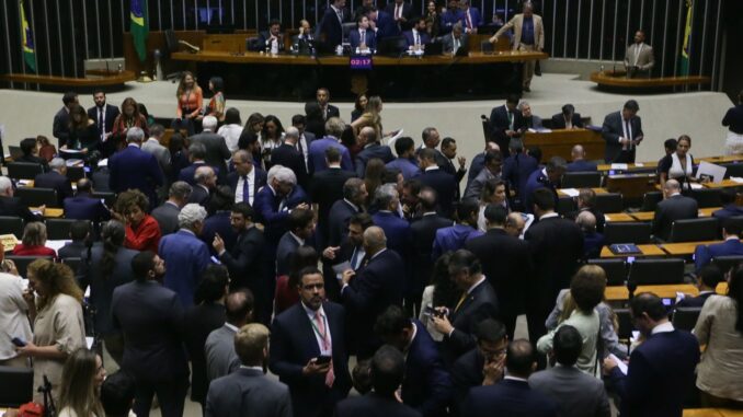 Imagem destacada - Câmara aprova isenção de IR para renda até R$ 5 mil mensais