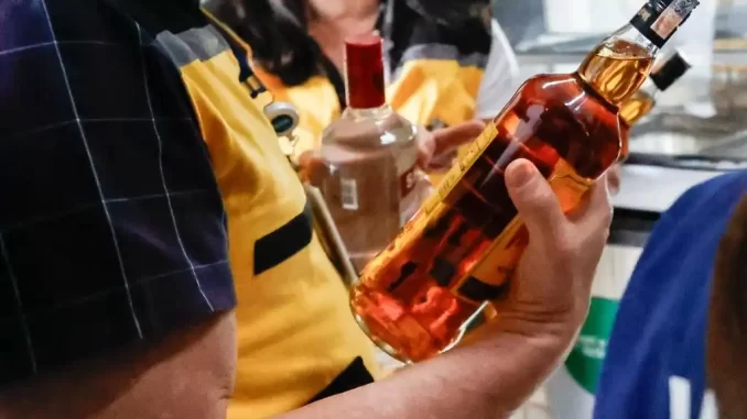 sao-paulo-suspeita-mortede-metanol Homem segurando garrafa de álcool adulterado ligado à intoxicação por metanol em São Paulo, no contexto de sexta morte suspeita