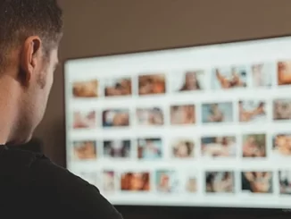 Homem analisando imagens na tela de um computador, relacionada à validação de rondas virtuais da polícia para rastrear pornografia infantil, tema em destaque na notícia.