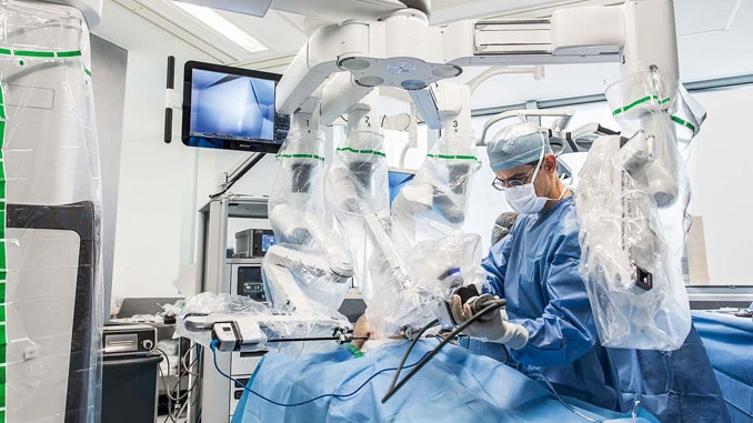 sus-oferece-cirurgia-robotica-para-cancer-de-prostata-avancado Equipe médica realizando cirurgia robótica avançada para tratamento do câncer de próstata no SUS, com uso de tecnologia de ponta e equipamentos modernos.