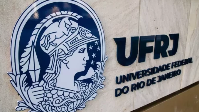 Imagem da fachada da Universidade Federal do Rio de Janeiro (UFRJ), destacando seu logo e o nome da instituição, com ênfase na inclusão de vagas para pessoas trans.