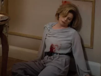 Cena da novela Vale Tudo de 1988, com personagem caída no chão com sangue após suposto assassinato de Odete Roitman, relembre o mistério que chocou o Brasil.