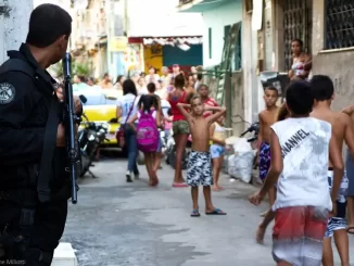 Crianças em uma favela do Rio de Janeiro, vivendo sob o impacto da violência urbana, que prejudica a infância na comunidade.