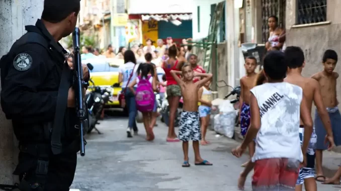 Crianças em uma favela do Rio de Janeiro, vivendo sob o impacto da violência urbana, que prejudica a infância na comunidade.