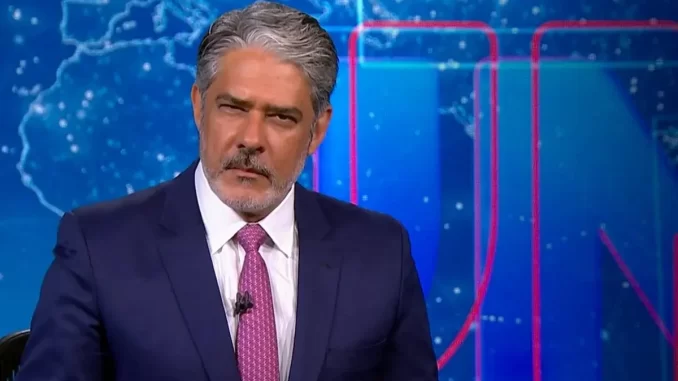 william-bonner-despedida-jornal-nacional William Bonner se despede da bancada do Jornal Nacional após 29 anos, com expressão séria, durante transmissão ao vivo em estúdio de notícias.