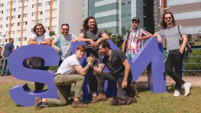 12a-edicao-semana-internacional-musica-sao-paulo-memorial-america-latina-2026-jpg Grupo de músicos e participantes na cidade de São Paulo, celebrando a confirmação do Memorial da América Latina para a 12ª edição da Semana Internacional da Música de São Paulo em 2026.