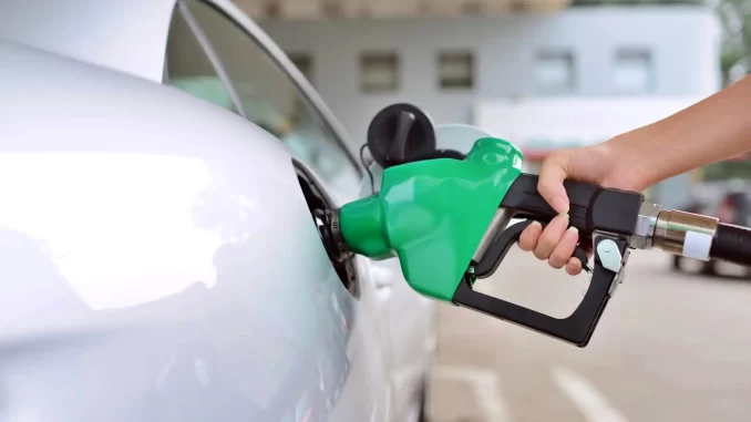 abastecimento-carro-gasolina-preco-brasil Pessoa abastecendo carro com gasolina, refletindo o aumento do preço da gasolina no Brasil em relação ao preço externo, enquanto o diesel permanece defasado.