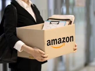 Funcionária da Amazon com caixa de papelão contendo documentos, relacionada ao anúncio de corte de 14 mil empregos devido ao avanço global da IA