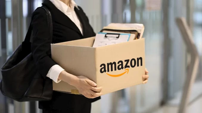 amazon-corte-de-empregos-14-mil-tecnologia-ia Funcionária da Amazon com caixa de papelão contendo documentos, relacionada ao anúncio de corte de 14 mil empregos devido ao avanço global da IA
