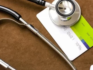 Imagem de um estetoscópio sobre uma carteirinha de plano de saúde, simbolizando o aumento de beneficiários de planos de saúde no Brasil, que atingiu 53,2 milhões.