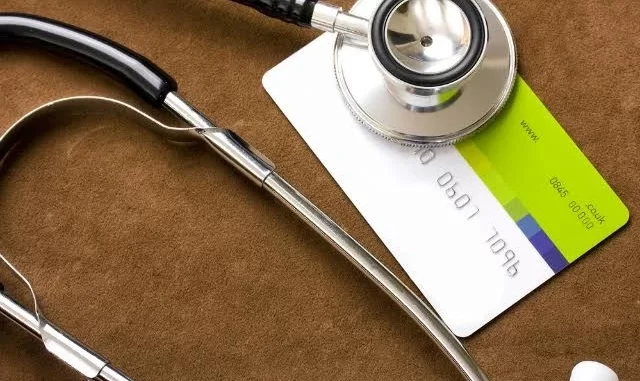 Imagem de um estetoscópio sobre uma carteirinha de plano de saúde, simbolizando o aumento de beneficiários de planos de saúde no Brasil, que atingiu 53,2 milhões.