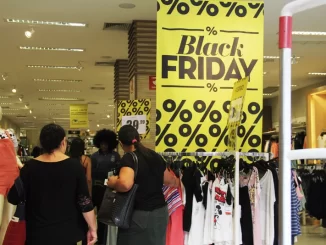 Consumo consciente na Black Friday 2025: varejo reforça estratégias diante de consumidores mais cautelosos em lojas de roupas.