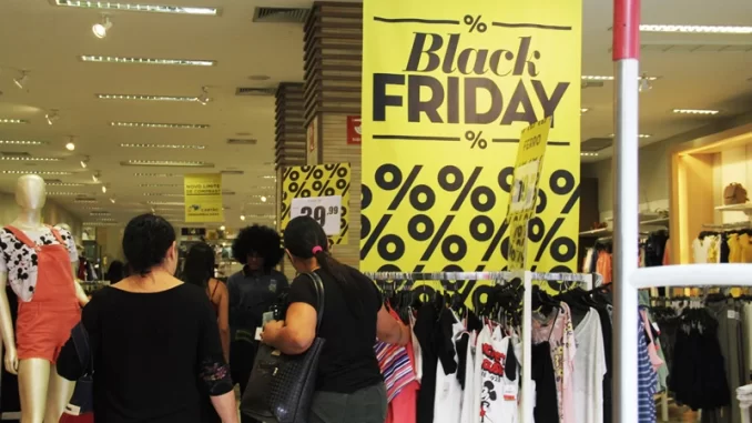 black-friday-2025-varejo-estrategias-consumidores-cautelosos Consumo consciente na Black Friday 2025: varejo reforça estratégias diante de consumidores mais cautelosos em lojas de roupas.