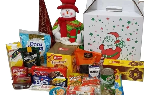 cesta-de-natal-2025-aumento-4-5-fipe-jpg Imagem da cesta de Natal contendo diversos itens alimentícios e um boneco de Natal, com uma caixa decorada ao lado, relacionada ao aumento do preço da cesta de Natal em 2025, que sobe 4,5%, segundo o FIPE.