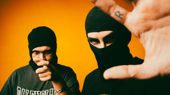 Performance no Circo Voador com KL Jay, GOG e Triunfo na noite de Febre 90s no Rio de Janeiro, com artistas usando roupas pretas e máscaras.