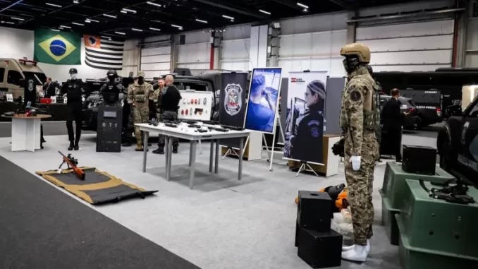 cop-internacional-2025-evento-seguranca-equipamentos Comissão de segurança do COP Internacional 2025 exibindo equipamentos militares e tecnologias de defesa com presença de militares e displays no evento em São Paulo.