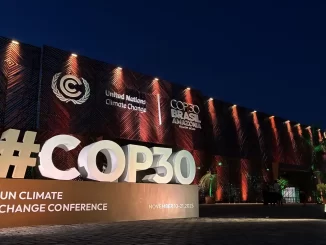 Fachada do evento COP30 com destaque para o hashtag e informações sobre a conferência mundial de mudança climática realizada no Brasil.