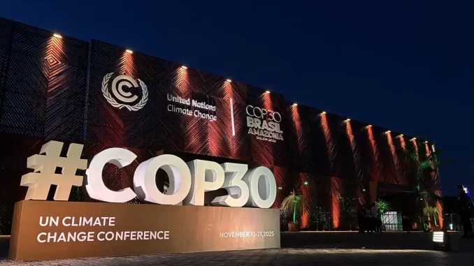 Fachada do evento COP30 com destaque para o hashtag e informações sobre a conferência mundial de mudança climática realizada no Brasil.