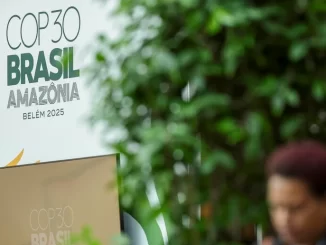 Panfleto do evento COP30 na Amazônia em Belém em 2025, destacando temas de financiamento, transição justa e adaptação climática.