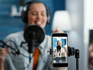 Criadora de conteúdo grava podcast de vídeo para TikTok, com equipamento de gravação profissional, promovendo lançamento de 25 podcasts em formato de vídeo.