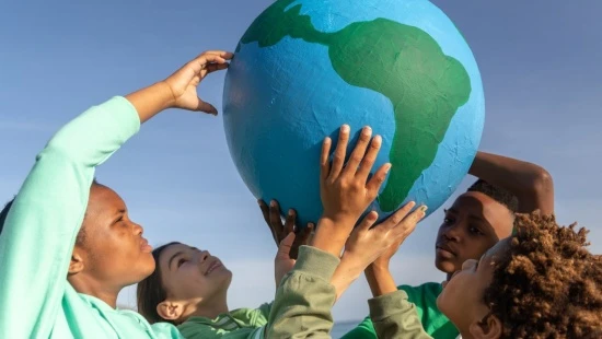 criancas-cobram-espaco-victimas-do-clima-cop30 Crianças na COP30 cobram espaço e se dizem vítimas do clima, segurando um globo terrestre símbolo do movimento ambientalista.