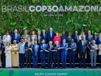 Imagem do encontro no Belém Climate Summit 2025, onde líderes mundiais assinam a Declaração de Belém priorizando o combate à fome, pobreza e ações climáticas.