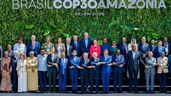 declaracao-de-belem-prioriza-fome-pobreza-acao-climatica Imagem do encontro no Belém Climate Summit 2025, onde líderes mundiais assinam a Declaração de Belém priorizando o combate à fome, pobreza e ações climáticas.