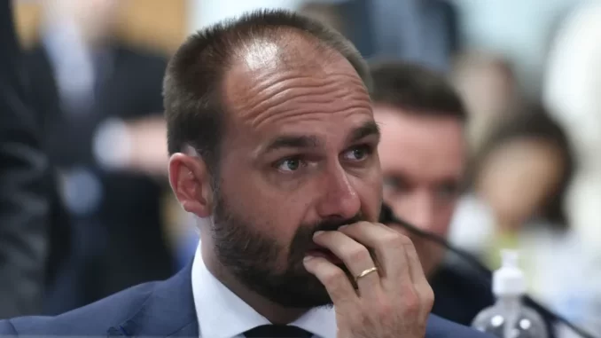 eduardo-bolsonaro-stf-denuncia-coacao-jpg Eduardo Bolsonaro é mencionado em notícia sobre o STF aceitar denúncia e torná-lo réu por coação, em foto de audiência.