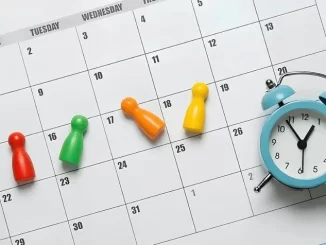 Imagem de calendário com marcadores coloridos e um relógio, ilustrando os ganhos das empresas com a semana de quatro dias, destacando um estudo global.