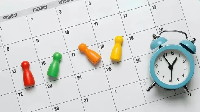 Imagem de calendário com marcadores coloridos e um relógio, ilustrando os ganhos das empresas com a semana de quatro dias, destacando um estudo global.