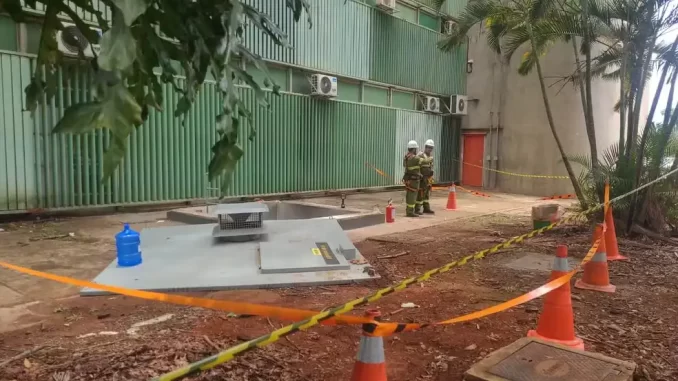 explosao-em-subestacao-evacua-bloco-de-ministerios Explosão em subestação elétrica esvazia bloco de ministérios e causa ferimentos em seis pessoas, com equipe de emergência no local e área parcialmente isolada.
