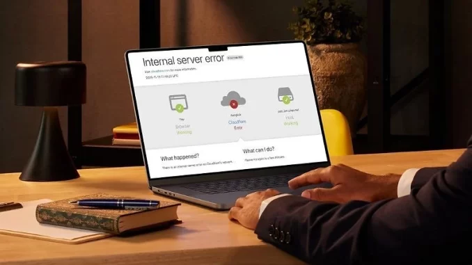 Pessoa acessando um laptop com mensagem de erro de servidor interno devido à falha na Cloudflare, causando queda no X, ChatGPT e outros sites.