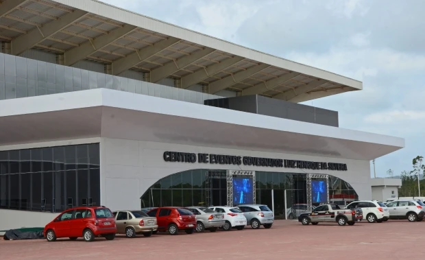 Falta de espaços ameaça grandes eventos em Florianópolis, como o Centro de Eventos governador Luiz Henrique da Silveira, com estacionamento cheio e estrutura moderna.