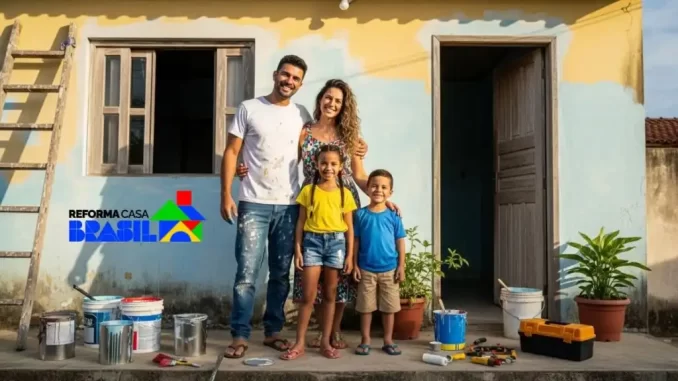 Família feliz ao lado de uma casa reformada com apoio do Programa Reforma Casa Brasil, que oferece juros reduzidos para melhorias habitacionais.