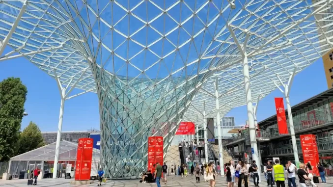 Fiera Milano avança 26% e leva HostMilano para os Estados Unidos com destaque para o grande pavilhão de arquitetura moderna na feira de Milão.