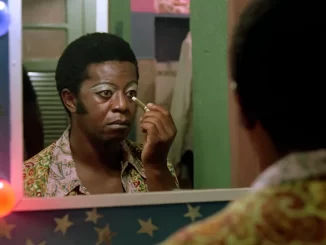 Cena do filme que retrata a trajetória de Milton Gonçalves no teatro, cinema e TV, destacando sua atuação icônica e impacto na cultura brasileira.