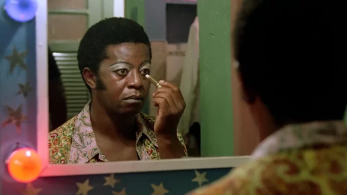 filme-revive-trajetoria-milton-goncalves-teatro-cinema-tv Cena do filme que retrata a trajetória de Milton Gonçalves no teatro, cinema e TV, destacando sua atuação icônica e impacto na cultura brasileira.