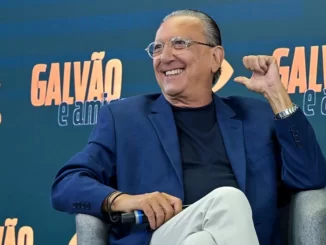 Galvão Bueno, celebridade brasileira, deixa UTI após tratamento de pneumonia em São Paulo, celebrando sua recuperação com sorriso e alegria em entrevista.