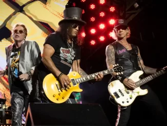 Guns N' Roses se apresenta ao vivo em São Paulo com iluminação vibrante e palco cheio de energia, confirmando sua participação no Monsters of Rock 2026.