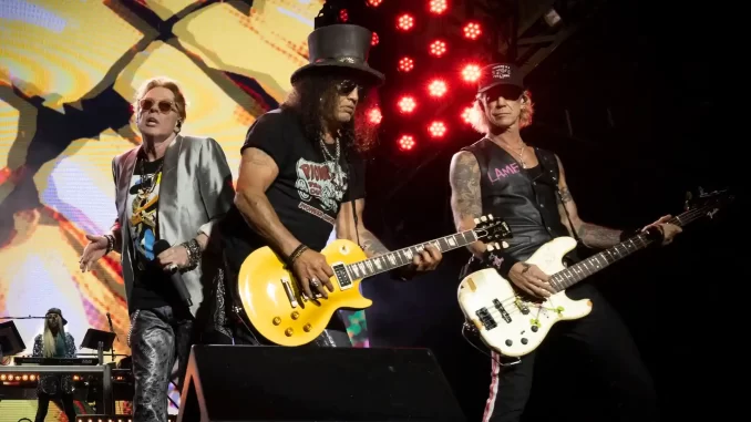 gunsnroses-monstersofrock-2026-sao-paulo-jpg Guns N' Roses se apresenta ao vivo em São Paulo com iluminação vibrante e palco cheio de energia, confirmando sua participação no Monsters of Rock 2026.