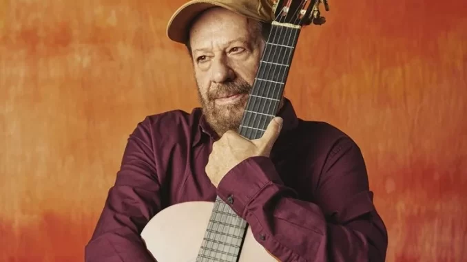 João Bosco, cantor brasileiro, segurando uma guitarra e usando boné, em fotos promocionais, voltando ao Circo Voador com seu novo álbum e sucessos musicais.